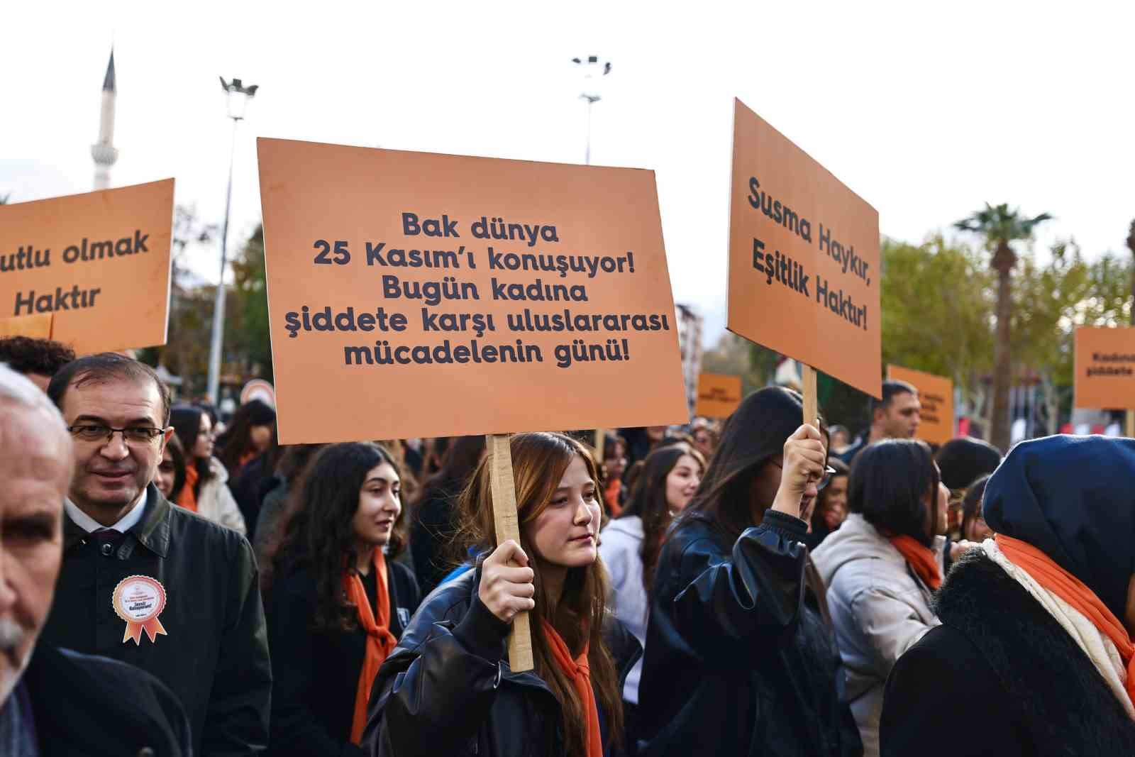 Denizli kadınlar şiddete farkındalık için yürüdü
