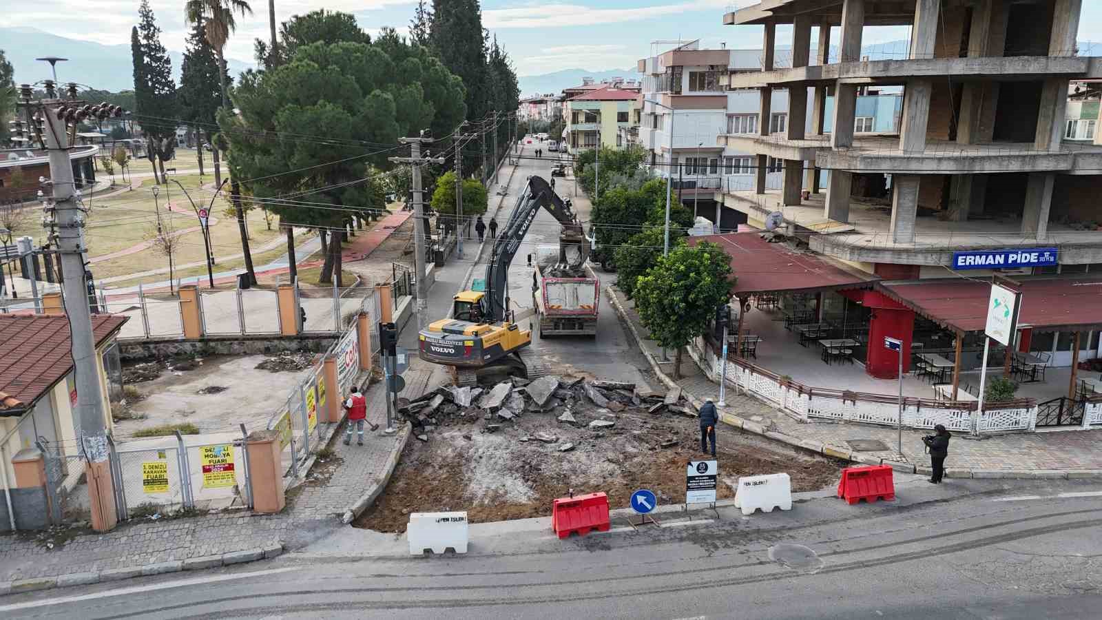 Nazilli Belediyesi ekipleri yol yenileme çalışmalarına devam ediyor
