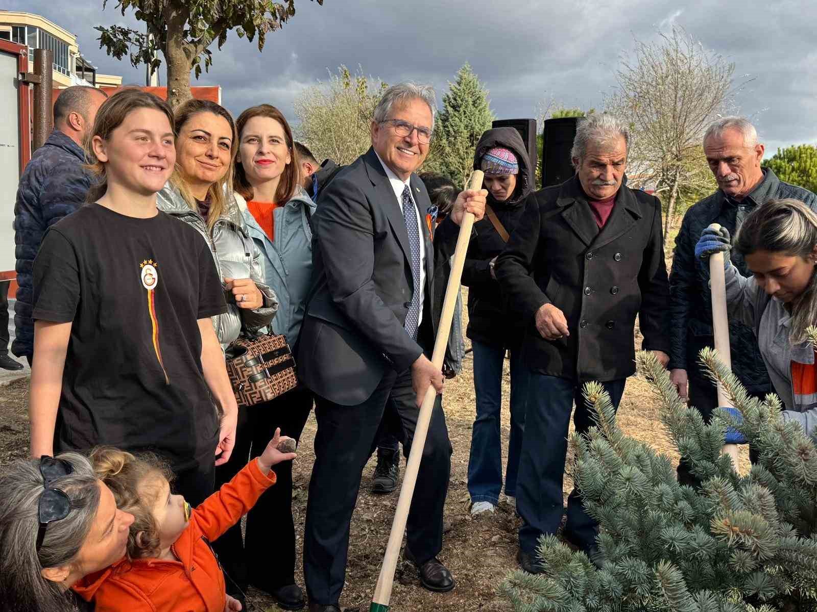 Bandırma’da katledilen kadınlar anısına fidan dikildi
