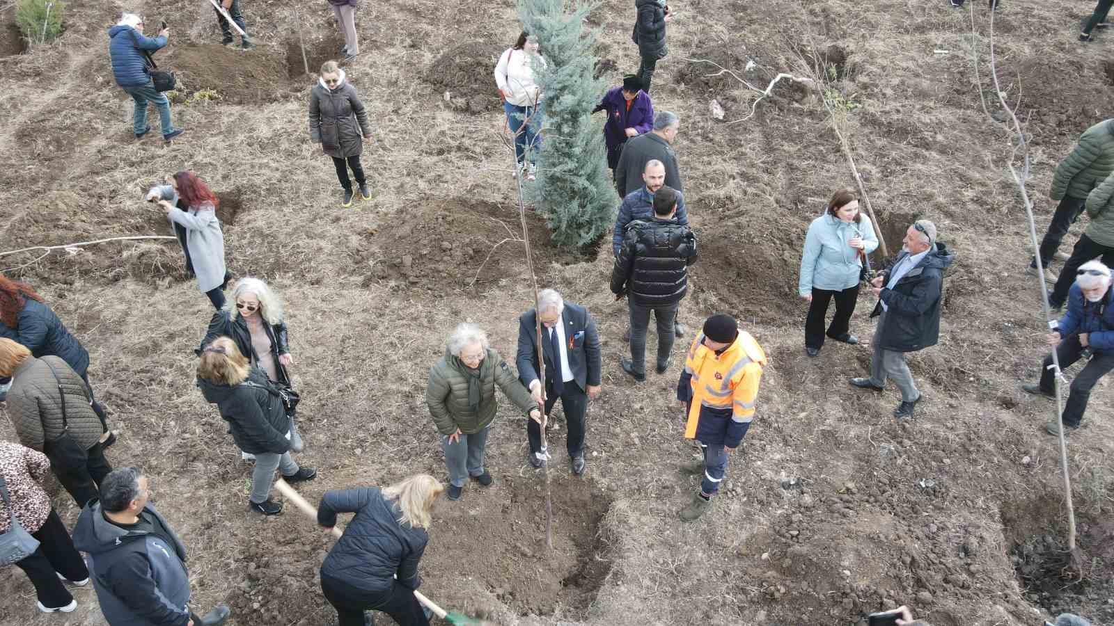 Bandırma’da katledilen kadınlar anısına fidan dikildi
