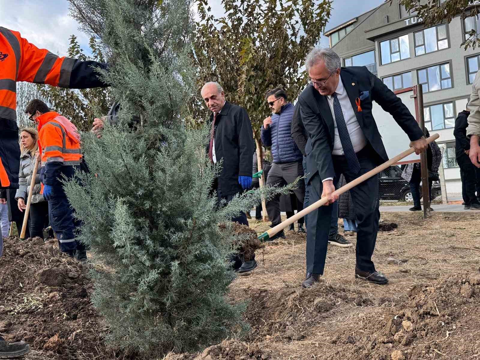 Bandırma’da katledilen kadınlar anısına fidan dikildi
