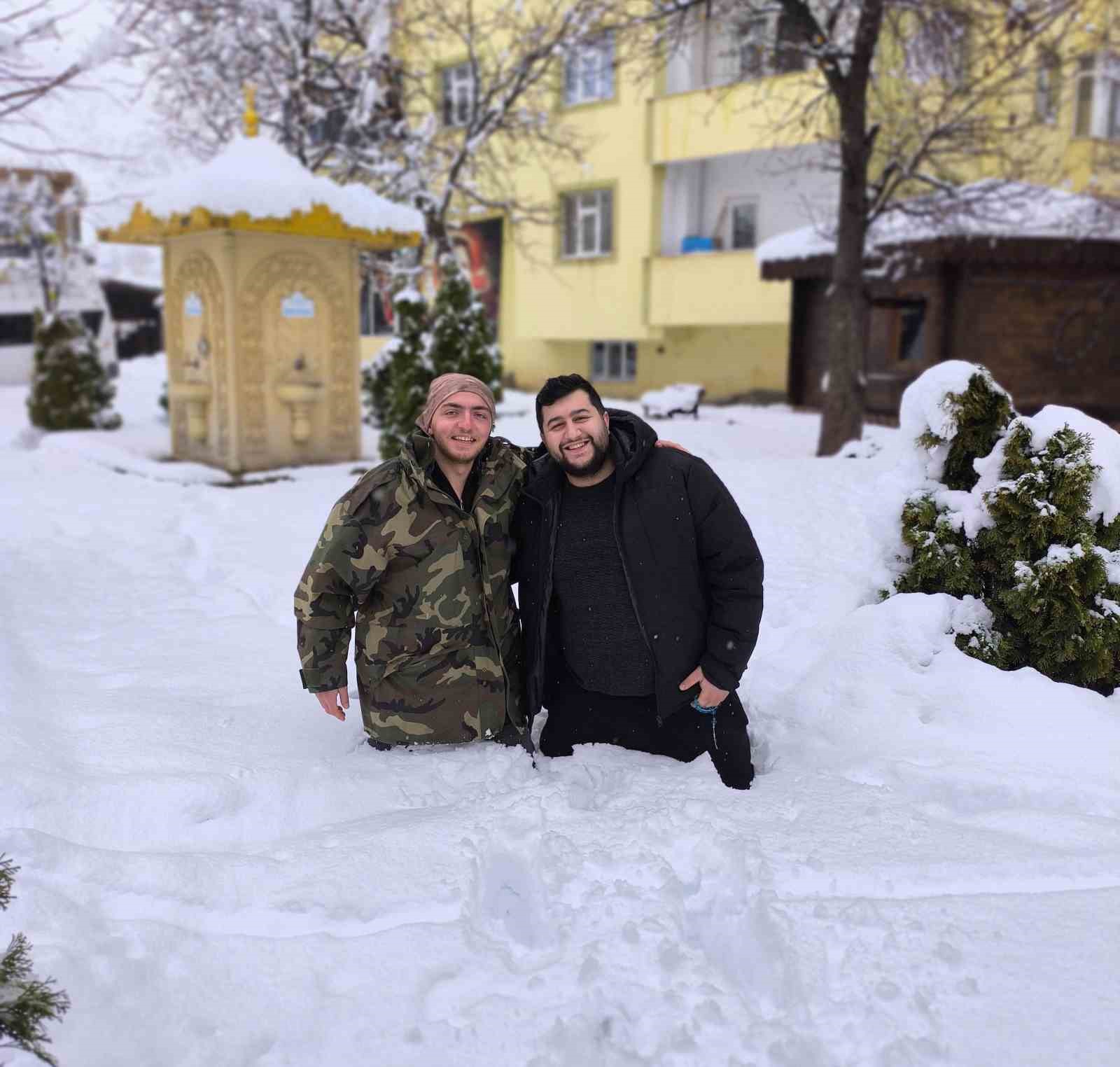 Uzundere’de son 40 yılın en yoğun kar yağışı hayatı felç etti
