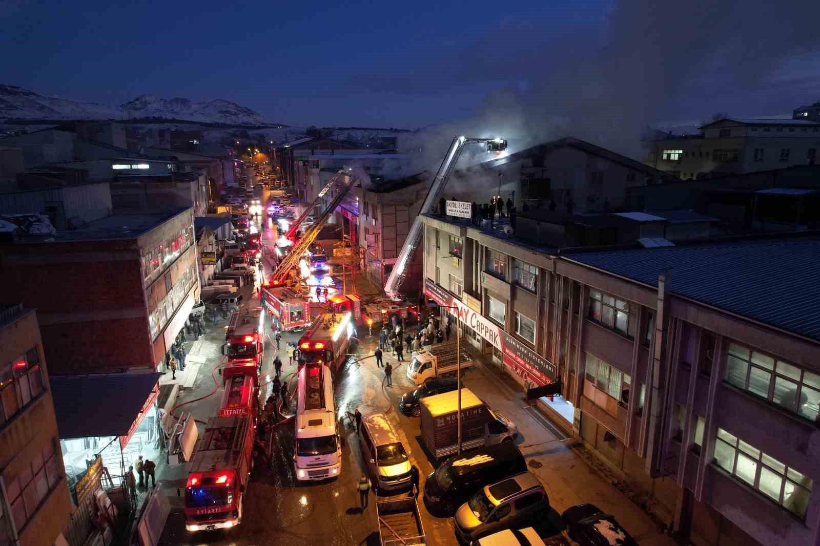 Boya atölyesinde çatı yangını
