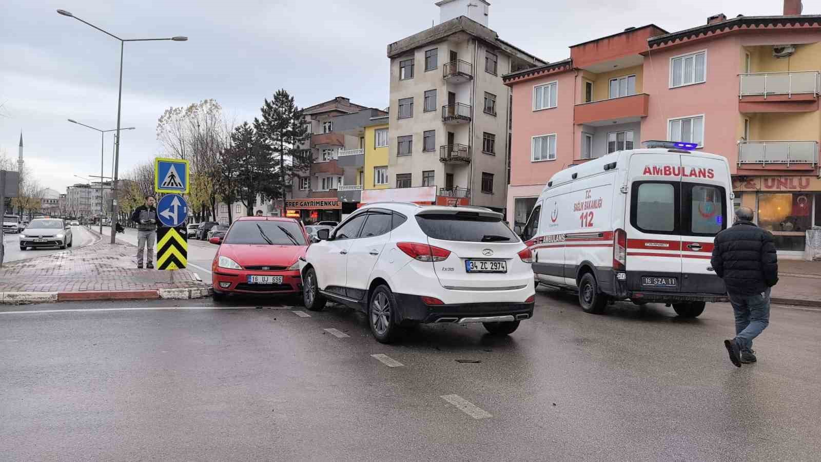 Cip ile otomobil çarpıştı: 1’i çocuk 2 kişi yaralandı
