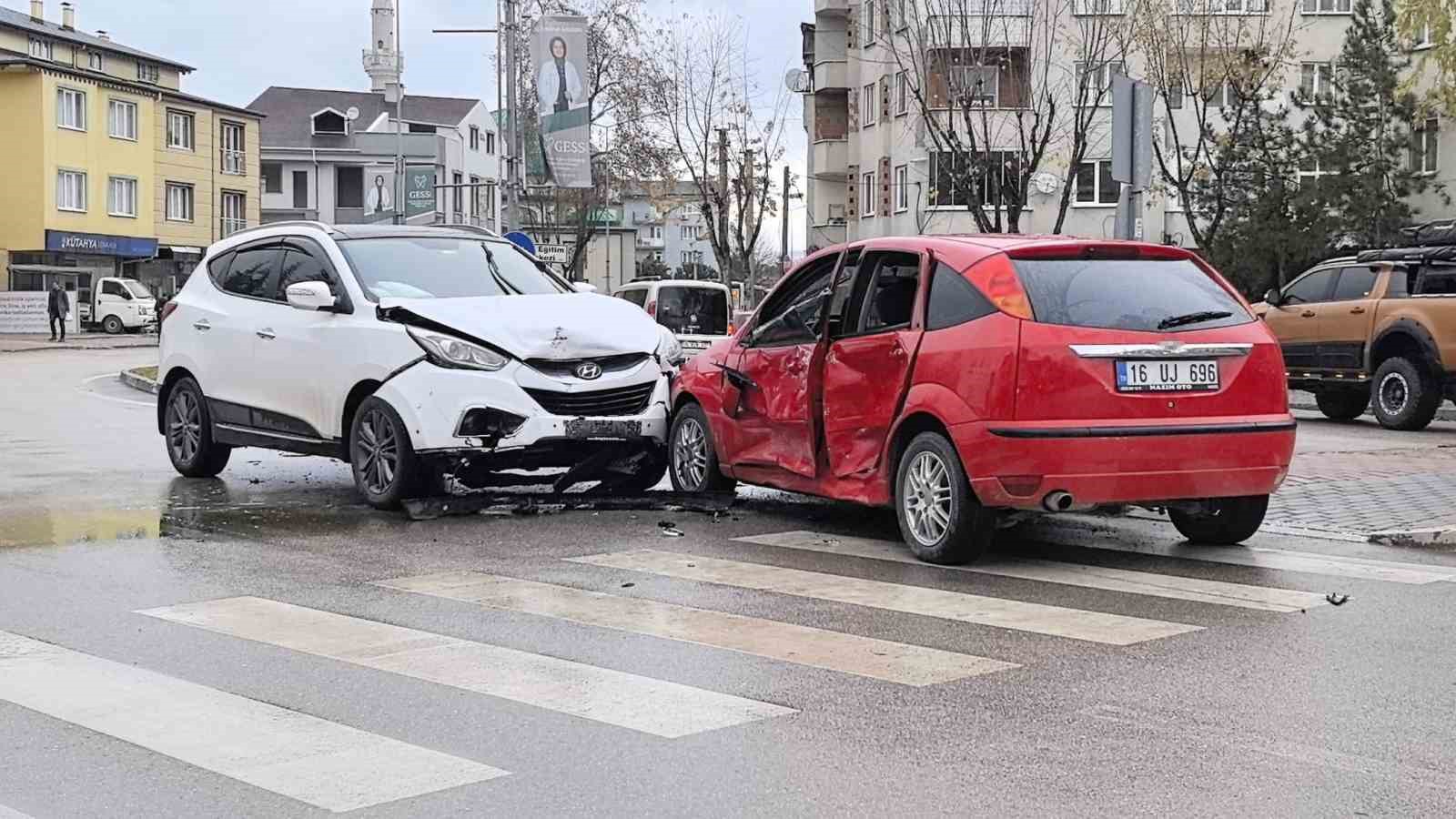 Cip ile otomobil çarpıştı: 1’i çocuk 2 kişi yaralandı
