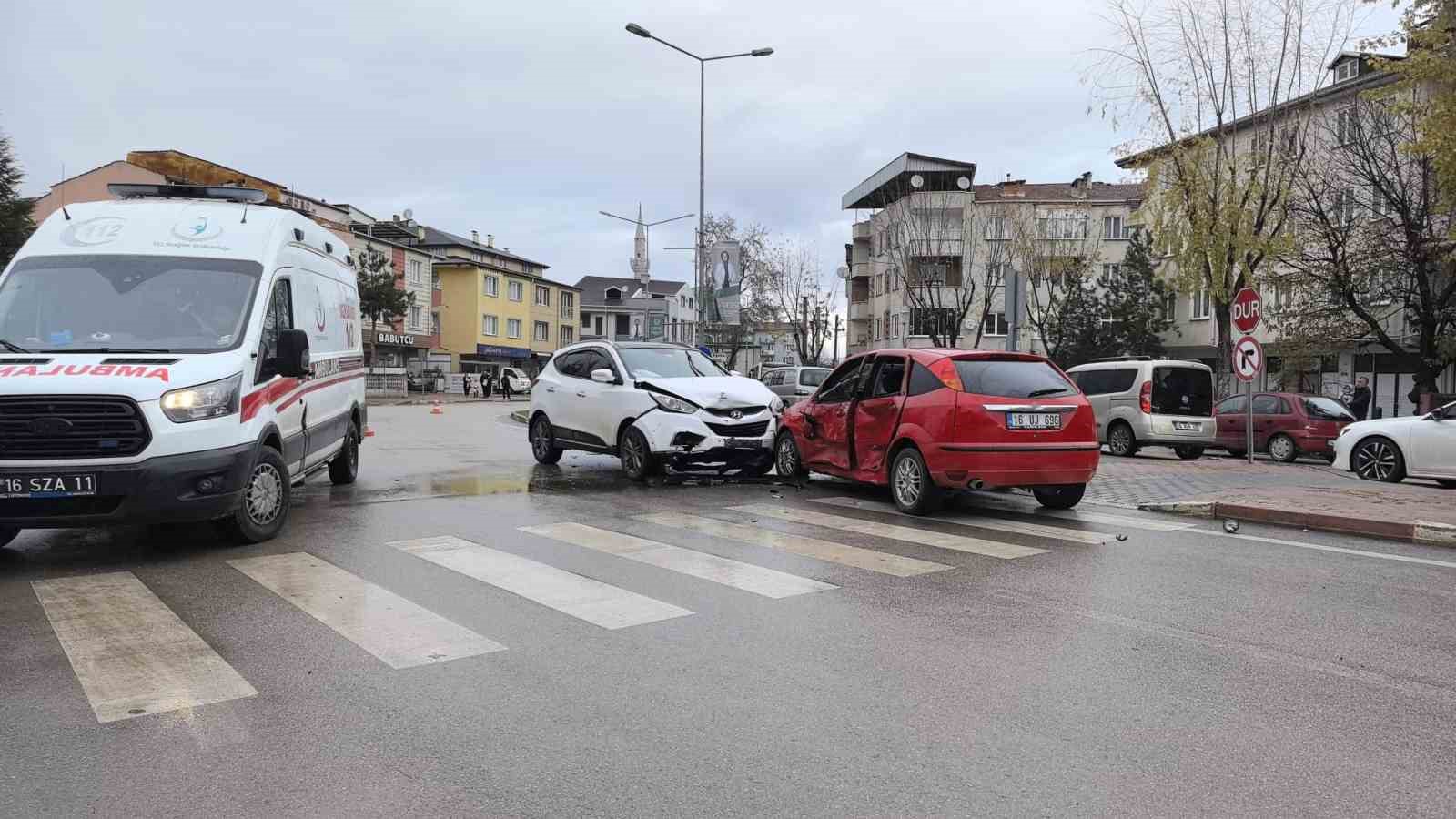 Cip ile otomobil çarpıştı: 1’i çocuk 2 kişi yaralandı
