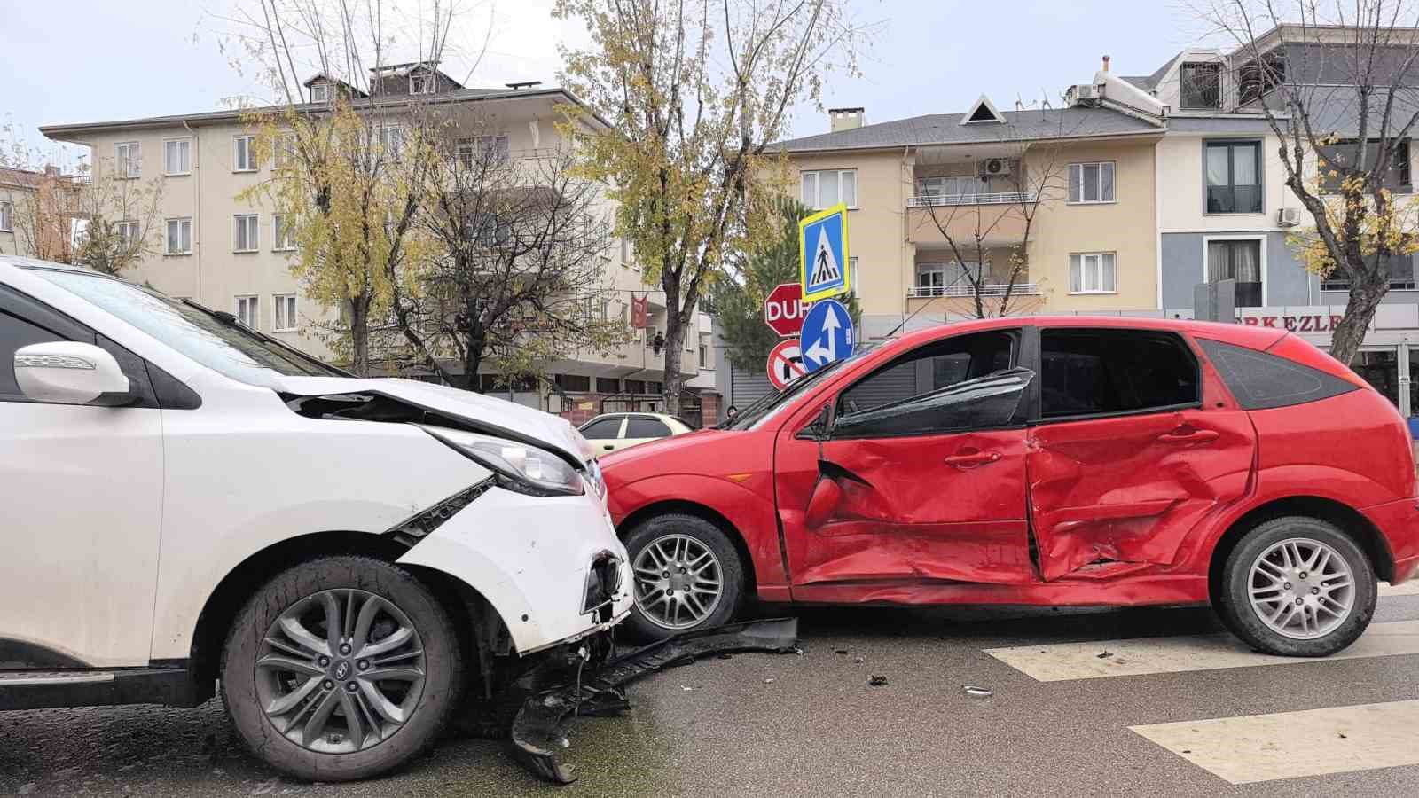 Cip ile otomobil çarpıştı: 1’i çocuk 2 kişi yaralandı
