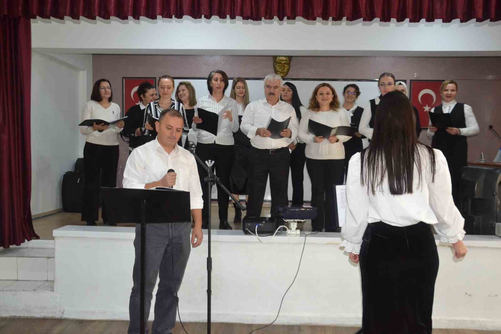 AHP ortaokulunun öğretmenler korosundan muhteşem konser
