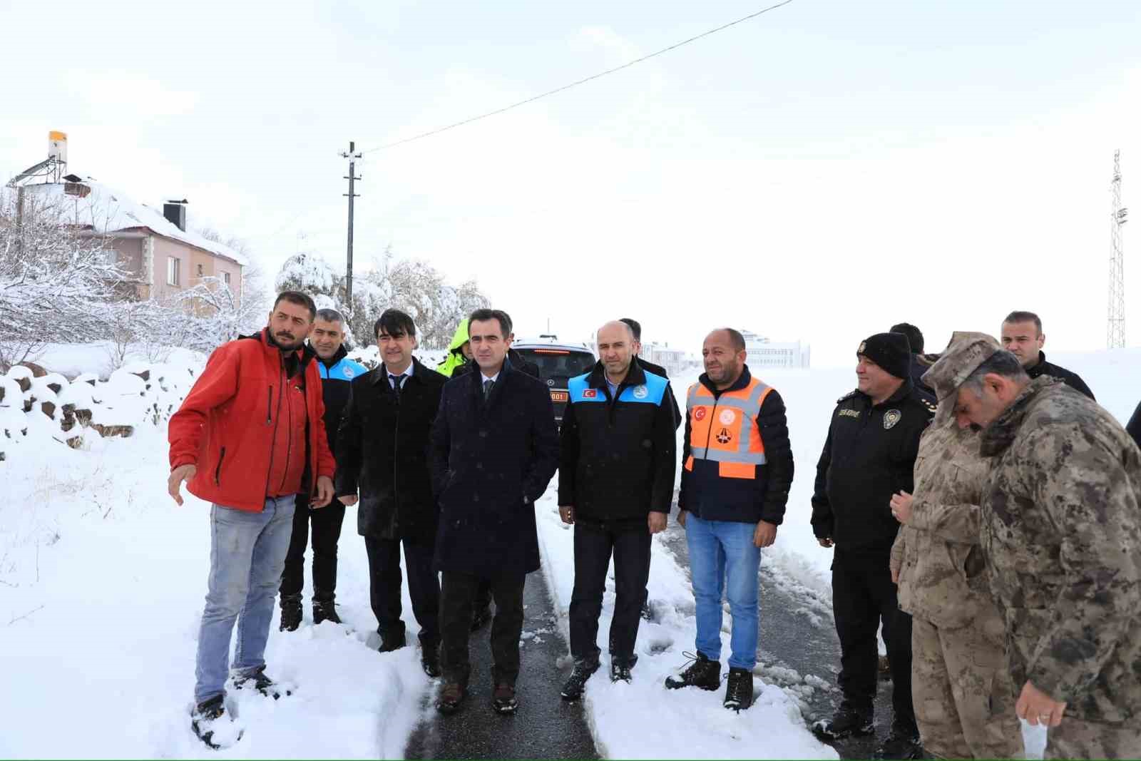 Bitlis Valisi Karakaya’dan karla mücadele ekiplerine ziyaret
