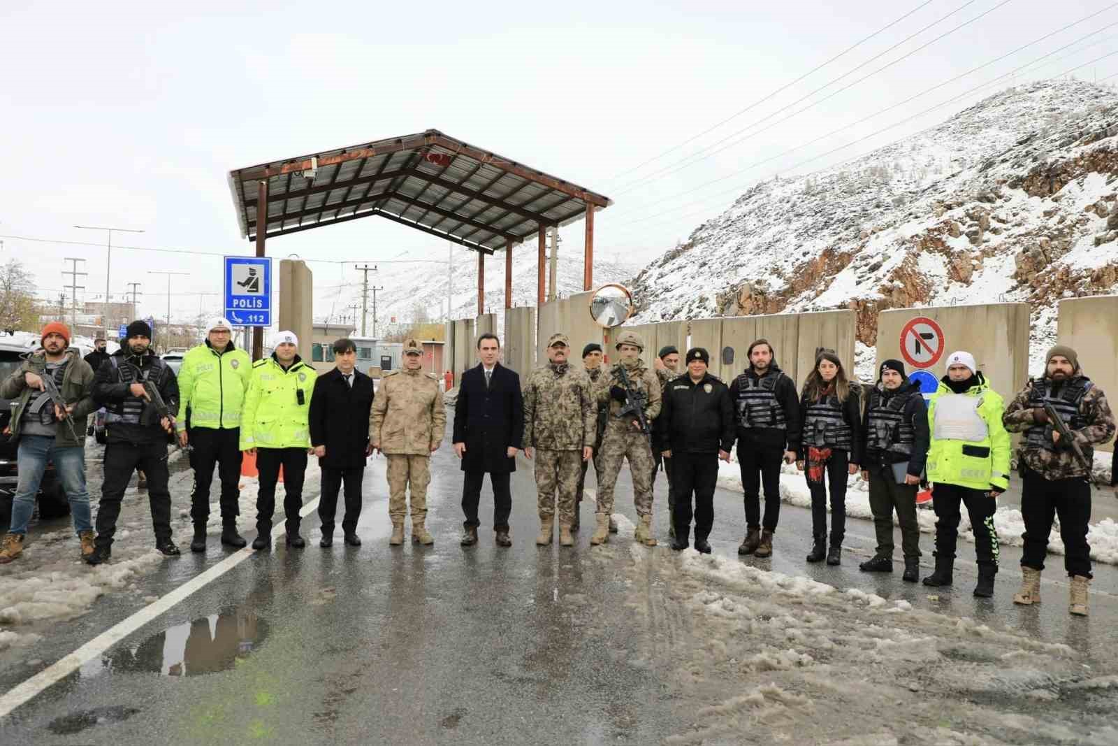 Bitlis Valisi Karakaya’dan karla mücadele ekiplerine ziyaret
