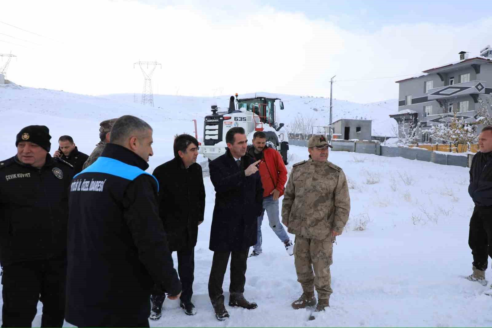 Bitlis Valisi Karakaya’dan karla mücadele ekiplerine ziyaret
