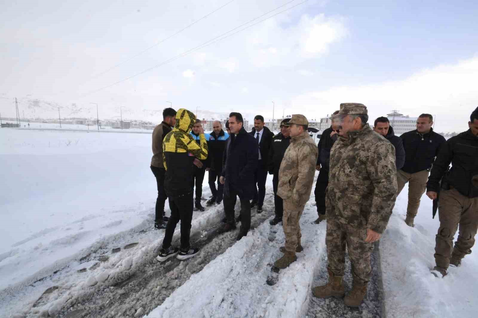 Bitlis Valisi Karakaya’dan karla mücadele ekiplerine ziyaret
