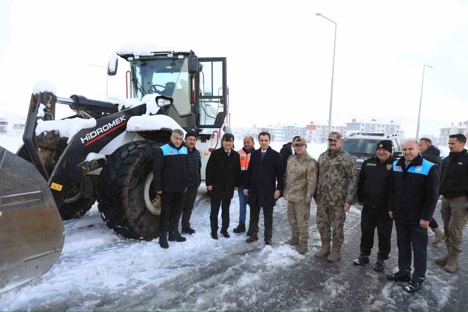 Bitlis Valisi Karakaya’dan karla mücadele ekiplerine ziyaret
