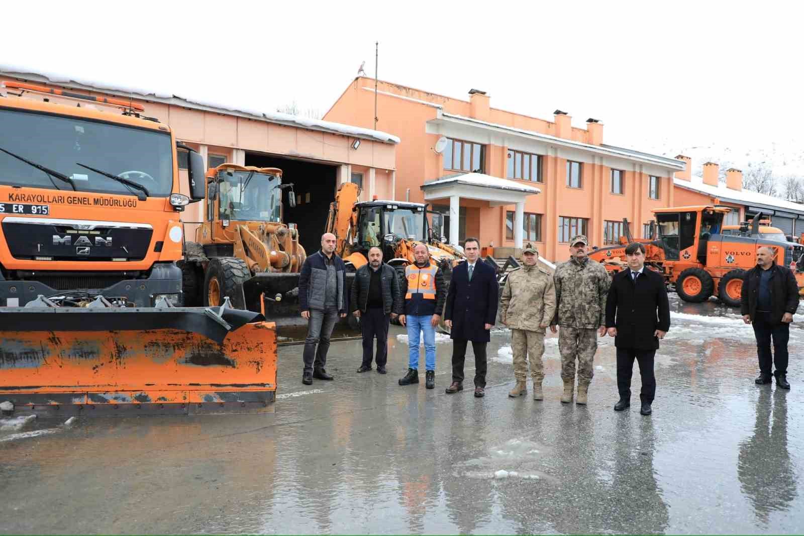 Bitlis Valisi Karakaya’dan karla mücadele ekiplerine ziyaret
