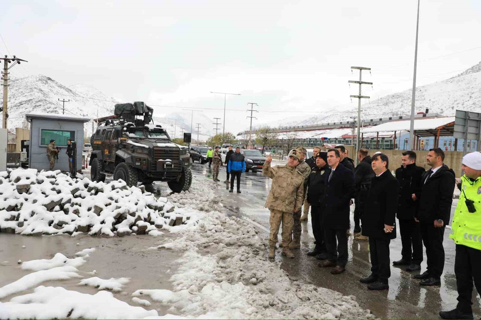 Bitlis Valisi Karakaya’dan karla mücadele ekiplerine ziyaret
