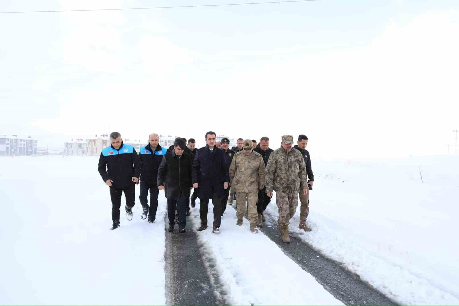 Bitlis Valisi Karakaya’dan karla mücadele ekiplerine ziyaret
