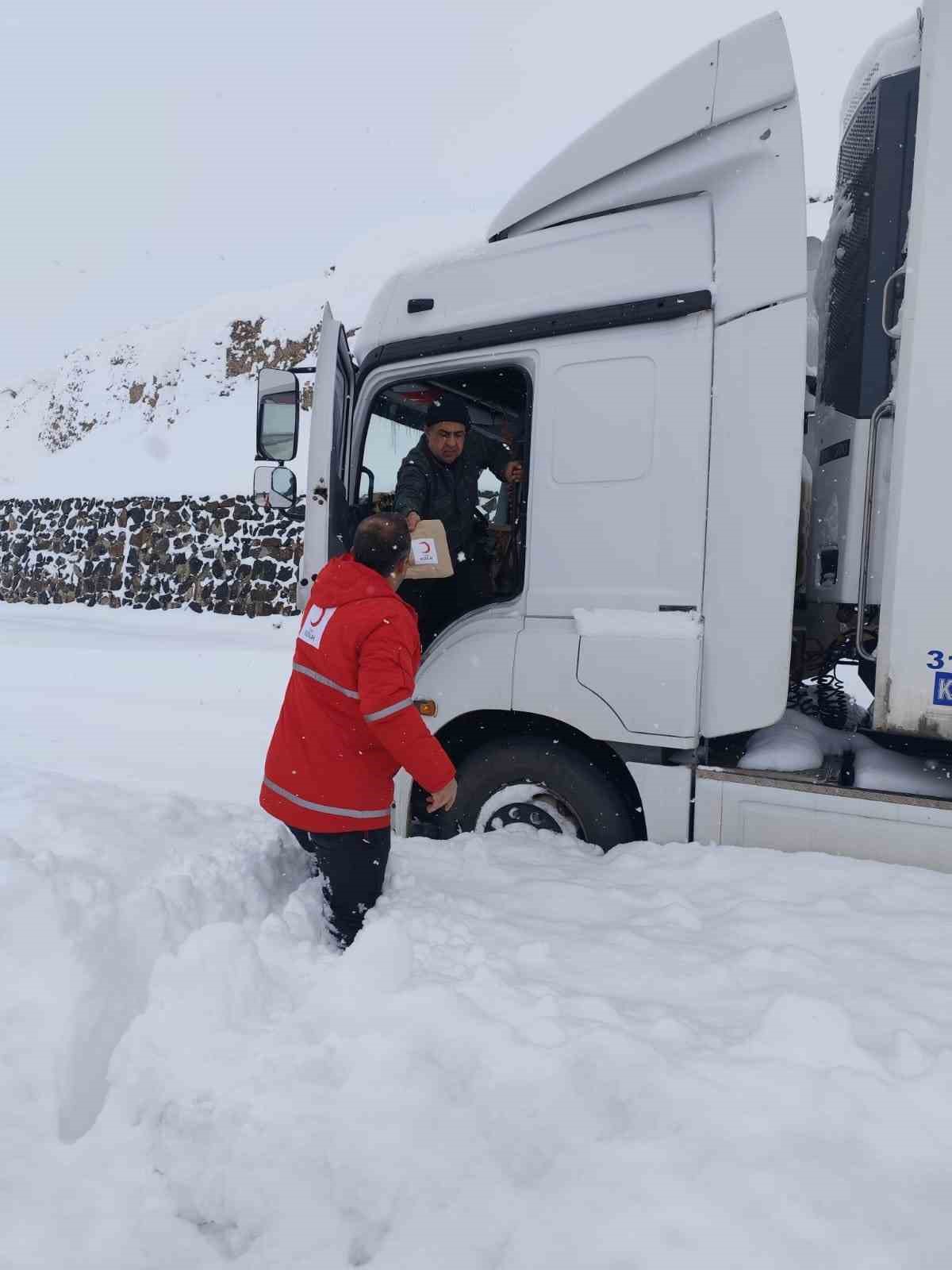 Yolda kalanların yardımına yetiştiler
