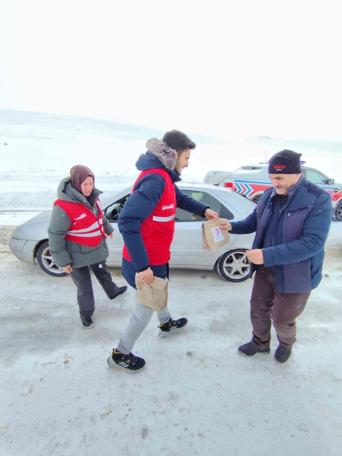 Yolda kalanların yardımına yetiştiler
