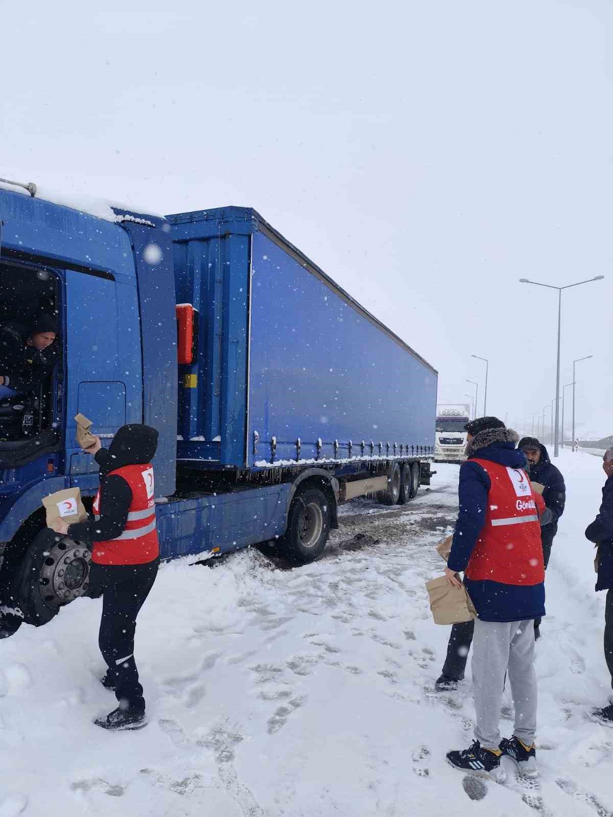 Yolda kalanların yardımına yetiştiler
