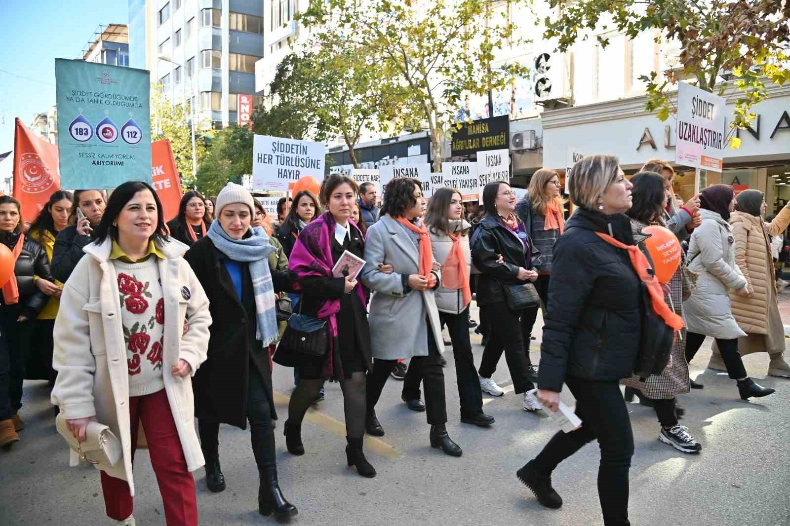 Manisa’da kadına yönelik şiddete birlikte ’Dur’ dediler
