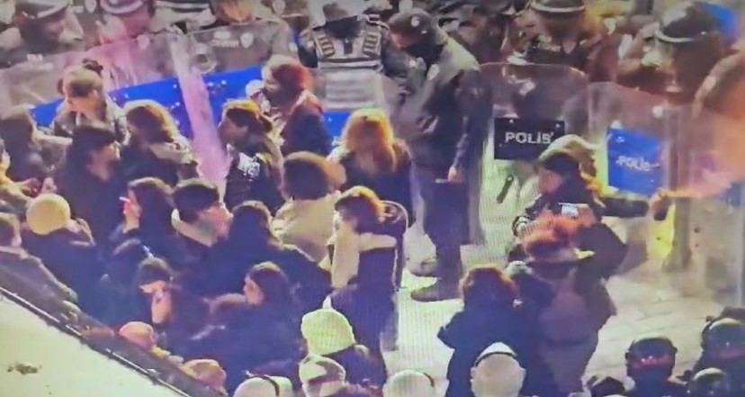 Taksim’de izinsiz gösteri yapmak isteyen eylemciler, polise biber gazı ve boya sıktı
