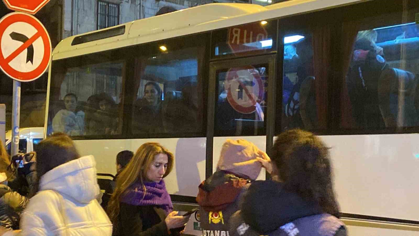 Taksim’de izinsiz gösteri yapmak isteyen eylemciler, polise biber gazı ve boya sıktı
