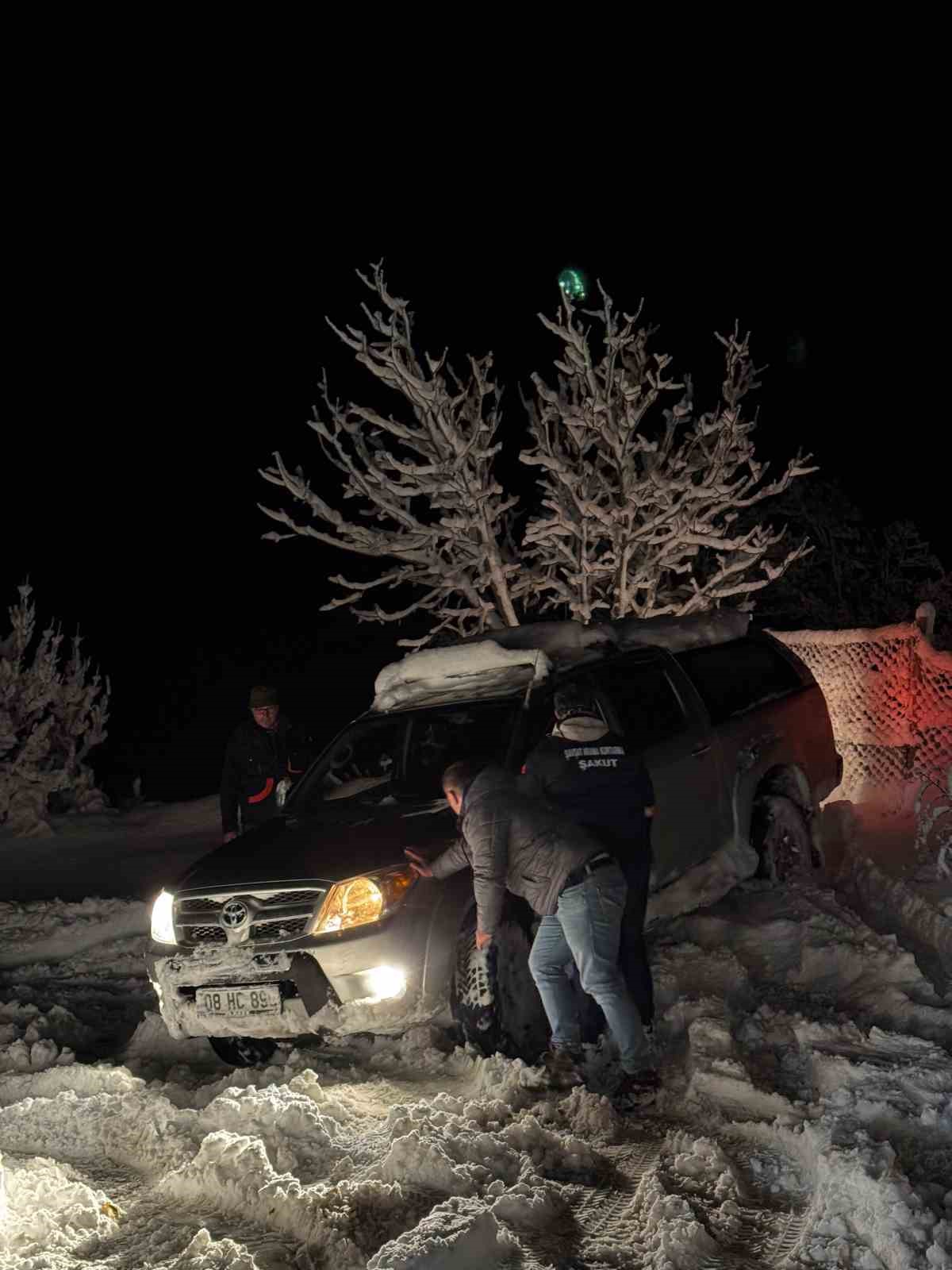 Artvin’de içerisinde hasta olan köy servisi kara saplandı, yardımına ekipler yetişti
