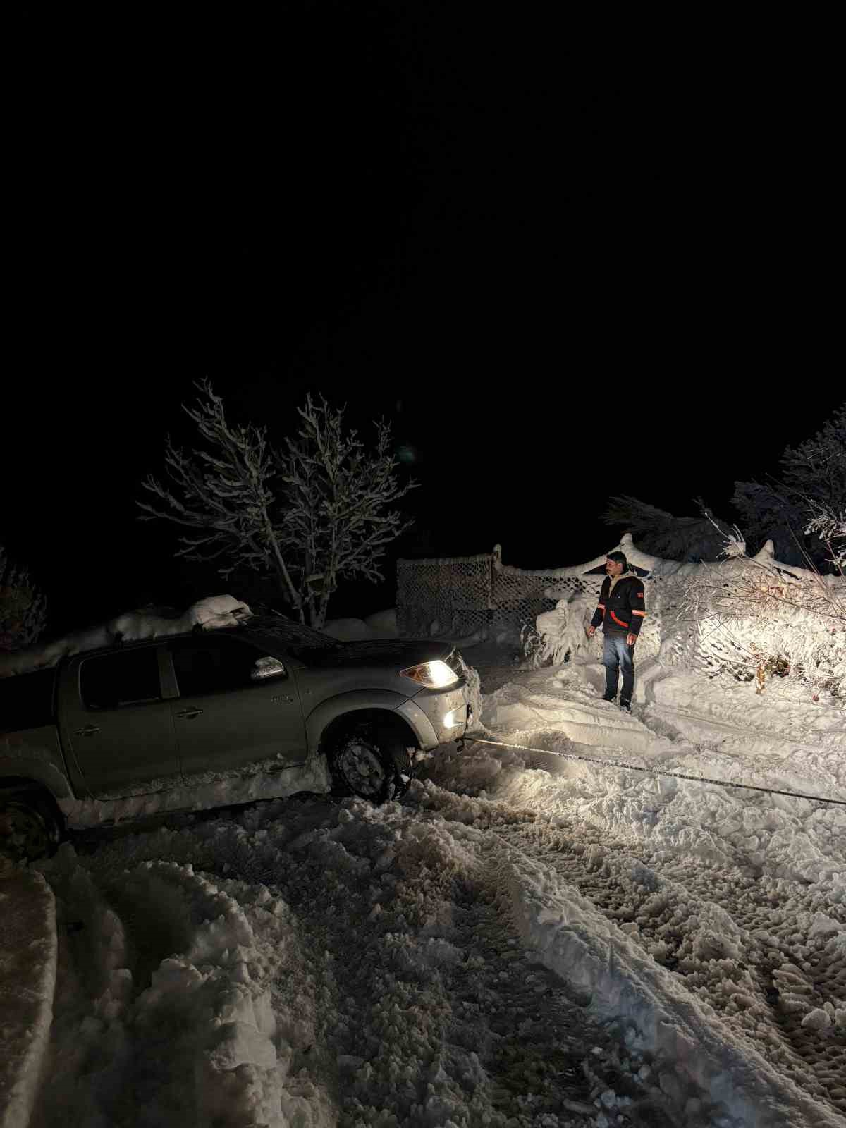 Artvin’de içerisinde hasta olan köy servisi kara saplandı, yardımına ekipler yetişti
