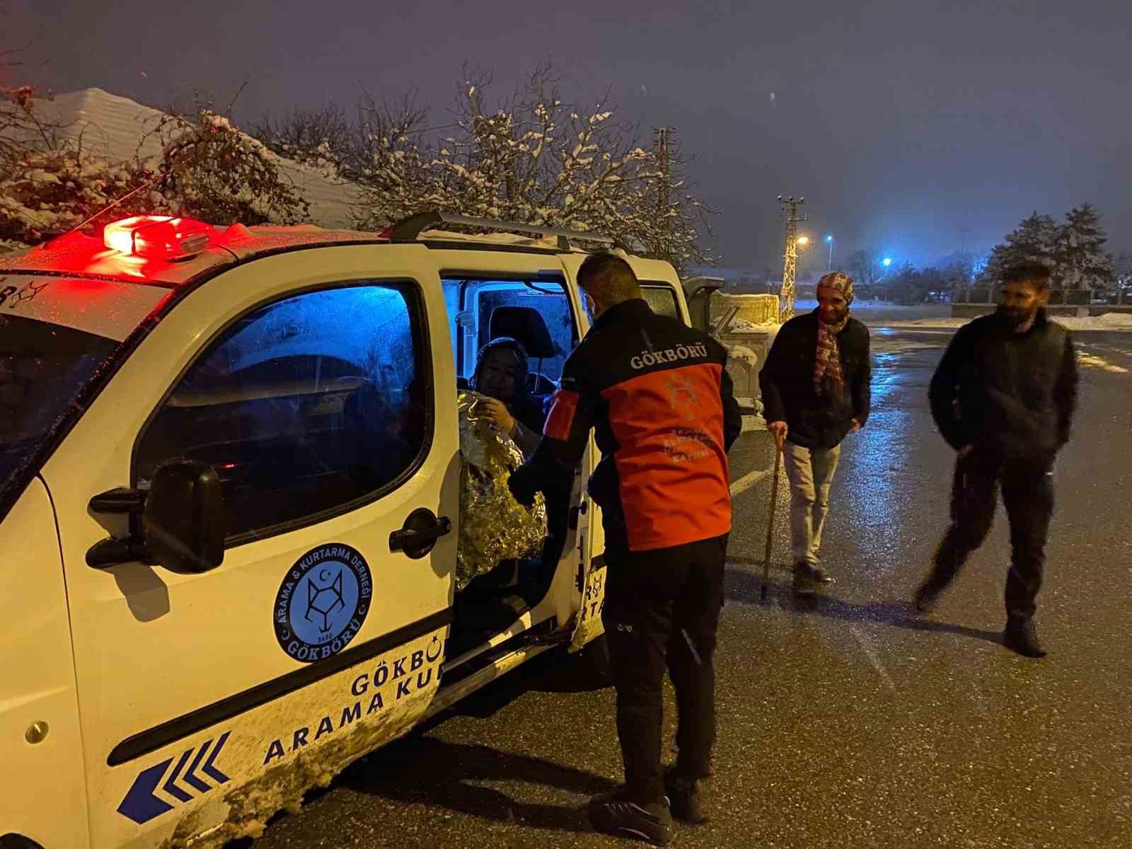 Bağ evinde mahsur kalan diyabet hastası kadın ve ailesi kurtarıldı
