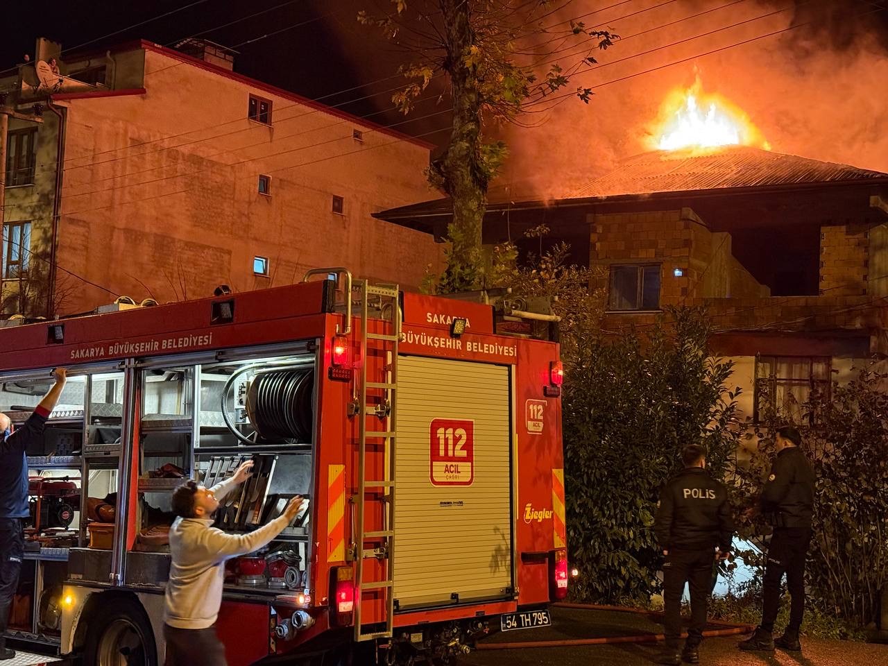 Sakarya’da üç katlı evin çatısı alev topuna döndü
