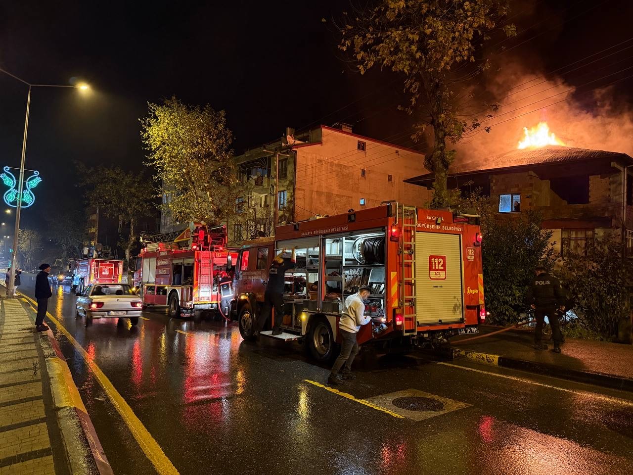 Sakarya’da üç katlı evin çatısı alev topuna döndü
