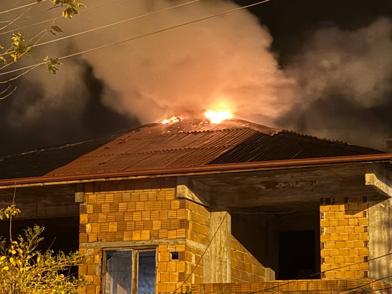 Sakarya’da üç katlı evin çatısı alev topuna döndü
