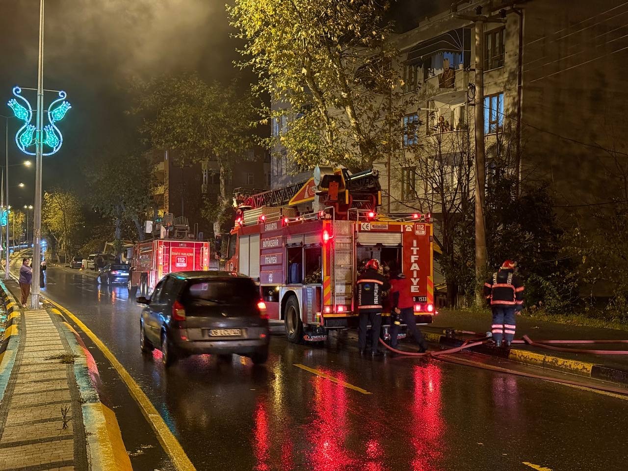 Sakarya’da üç katlı evin çatısı alev topuna döndü
