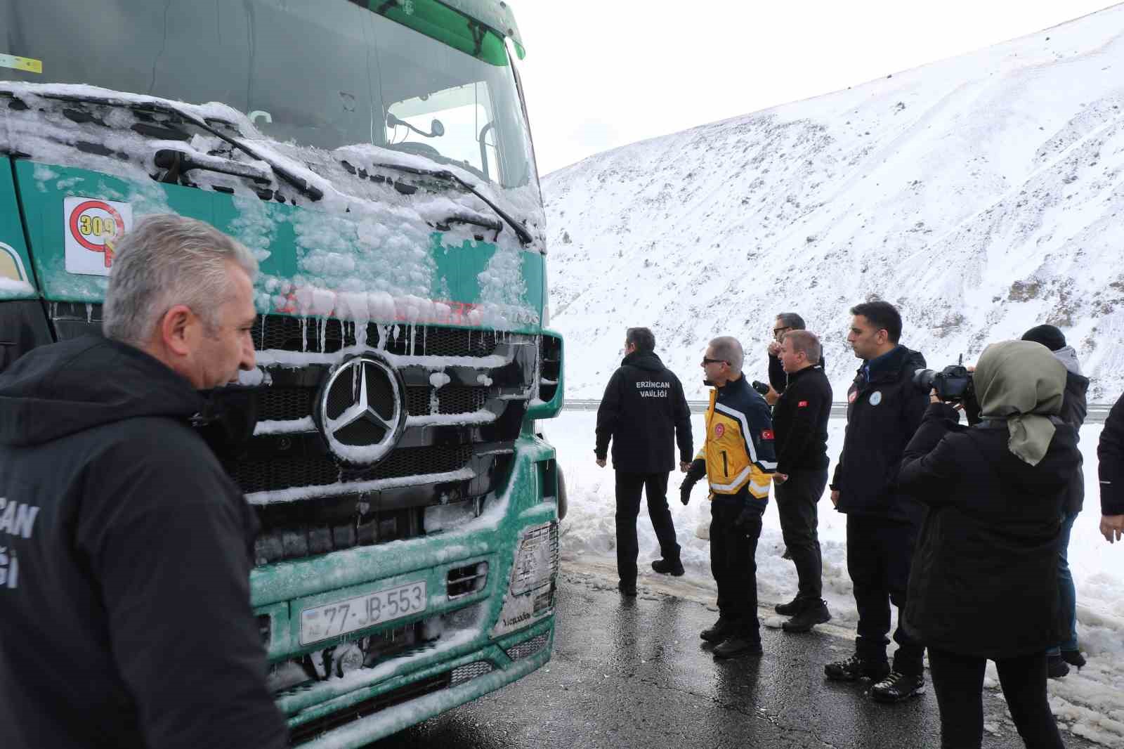 Kar yağışının ardından Erzincan’da kapanan şehirlerarası yollar ulaşıma açıldı
