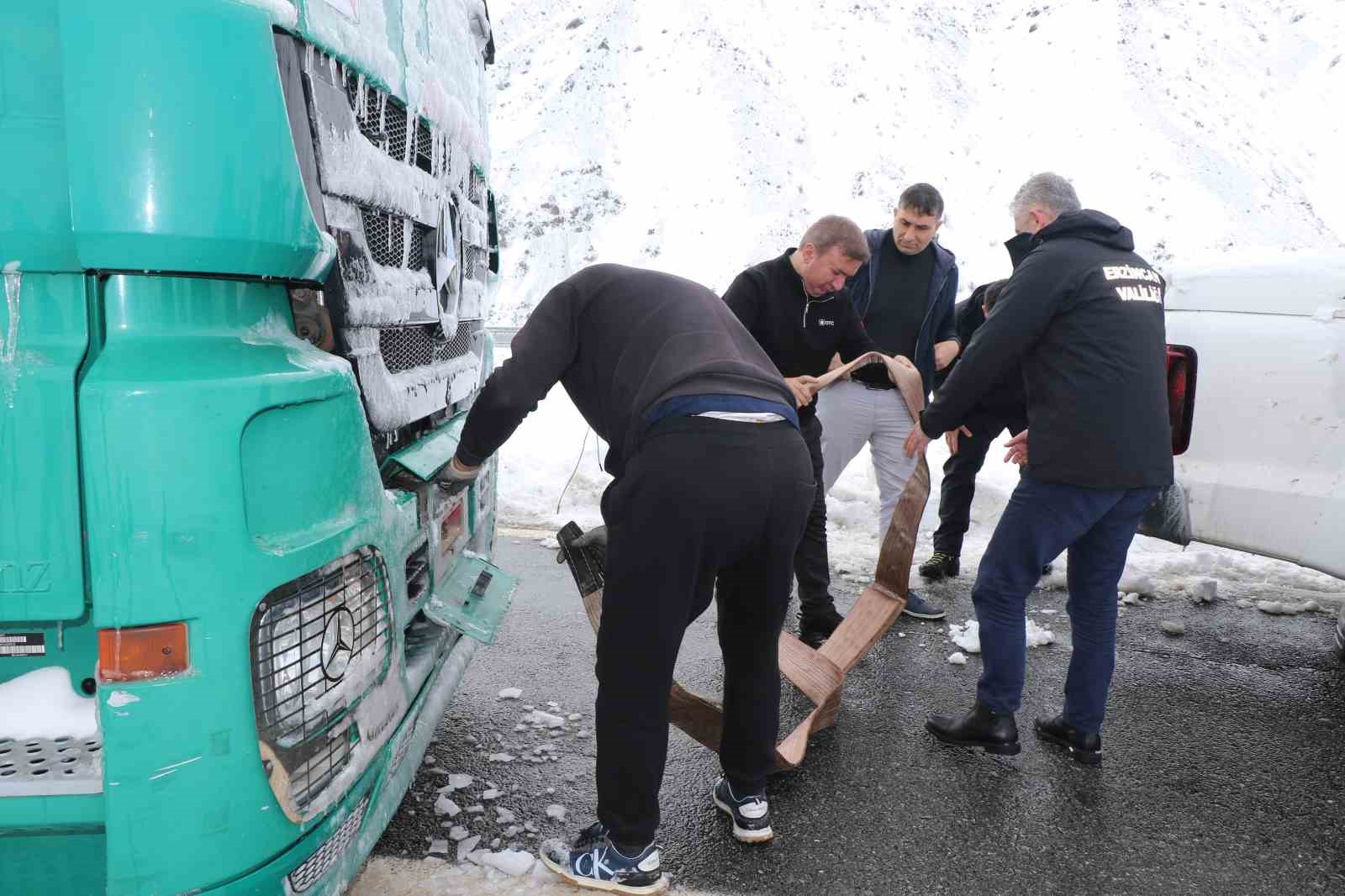 Kar yağışının ardından Erzincan’da kapanan şehirlerarası yollar ulaşıma açıldı
