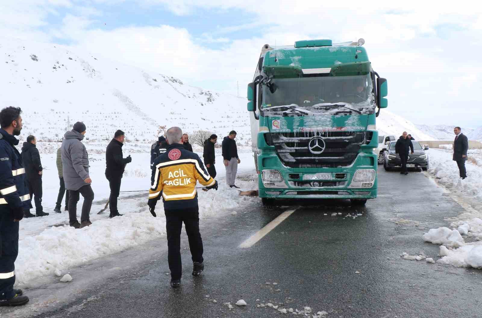 Kar yağışının ardından Erzincan’da kapanan şehirlerarası yollar ulaşıma açıldı
