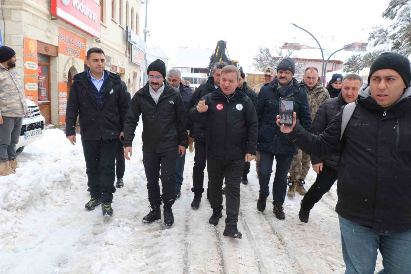 Kar yağışının ardından Erzincan’da kapanan şehirlerarası yollar ulaşıma açıldı
