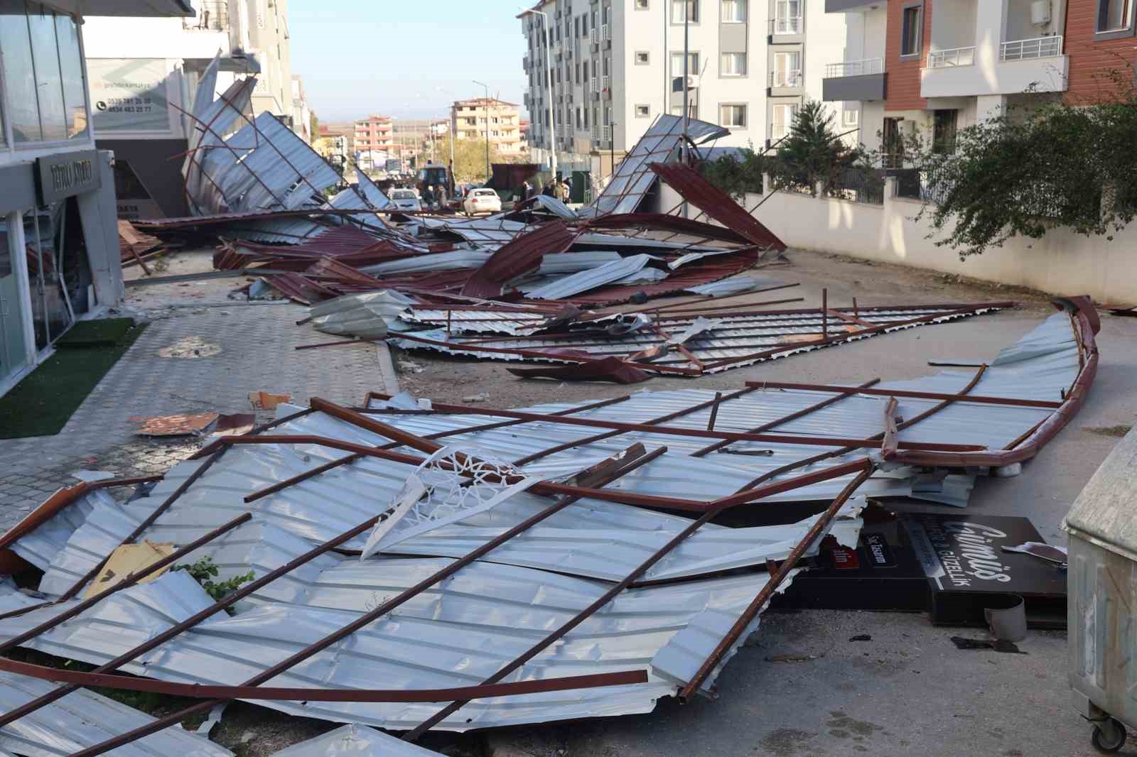 Fırtınanın uçurduğu metal çatıdan koşarak kurtulan vatandaşın ölüme karşı mücadelesi kamerada
