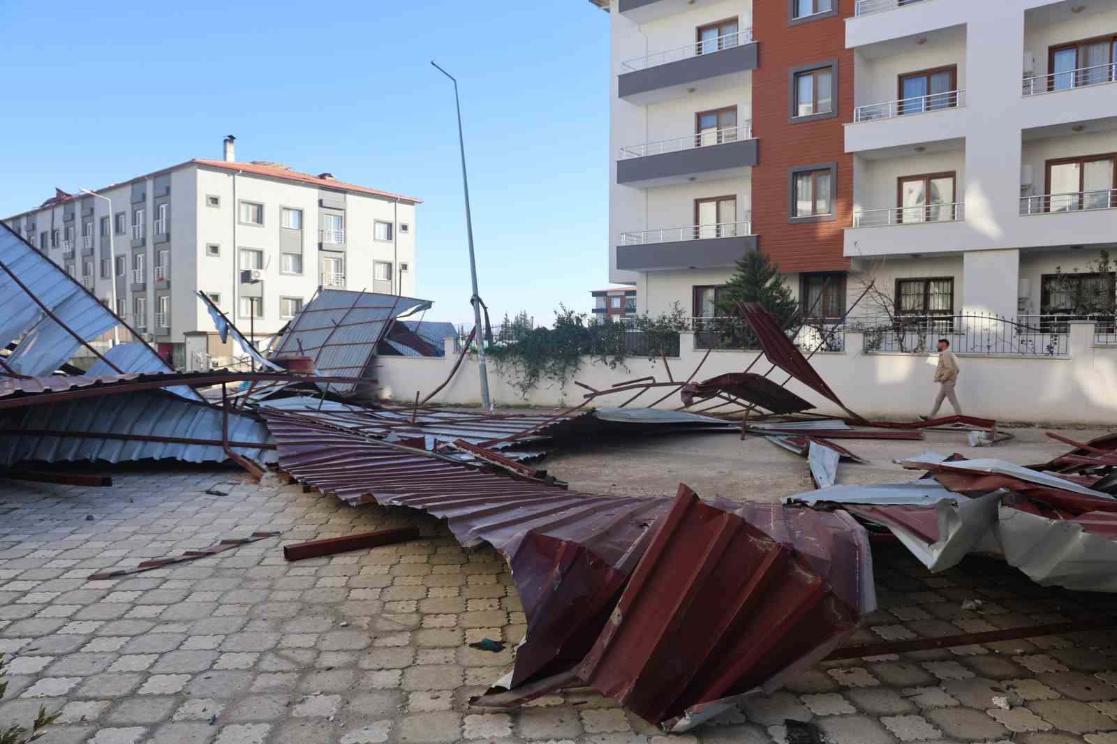 Fırtınanın uçurduğu metal çatıdan koşarak kurtulan vatandaşın ölüme karşı mücadelesi kamerada
