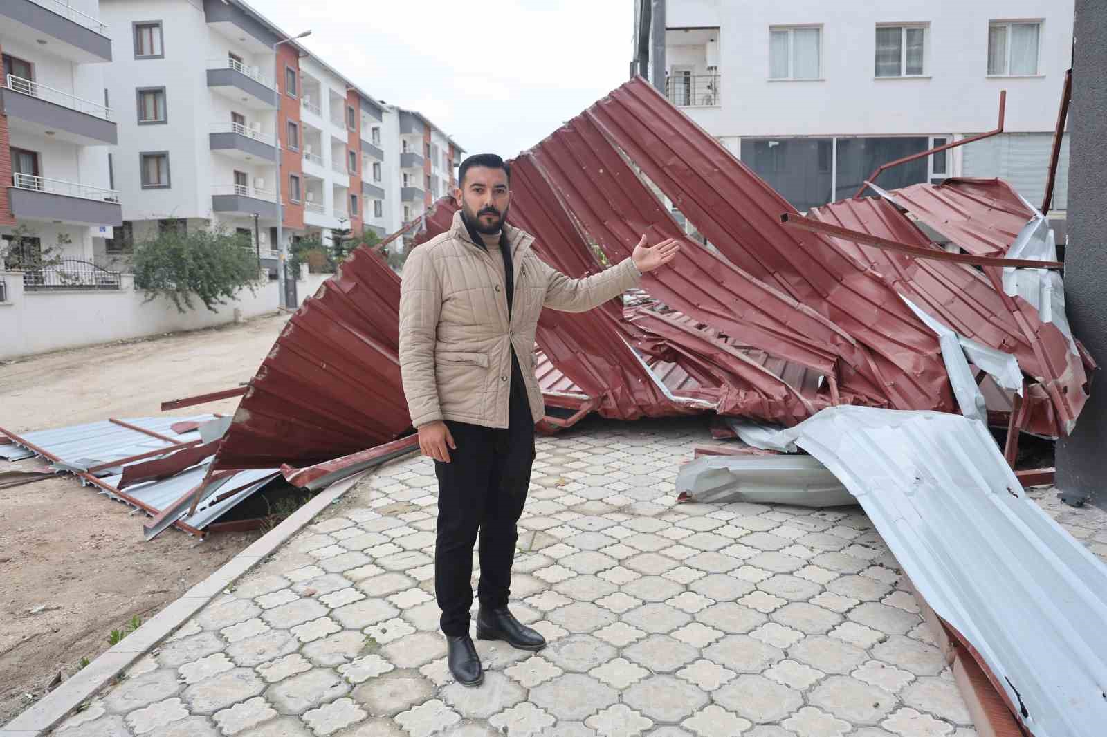 Fırtınanın uçurduğu metal çatıdan koşarak kurtulan vatandaşın ölüme karşı mücadelesi kamerada
