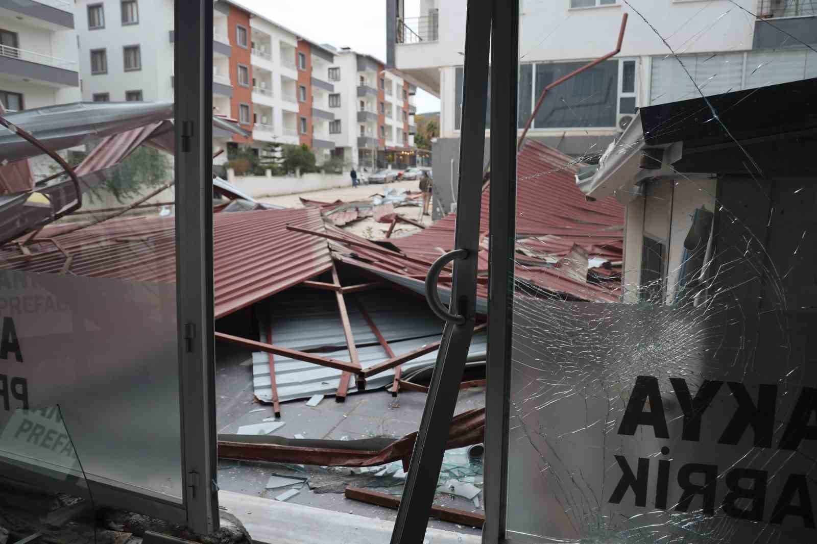 Fırtınanın uçurduğu metal çatıdan koşarak kurtulan vatandaşın ölüme karşı mücadelesi kamerada
