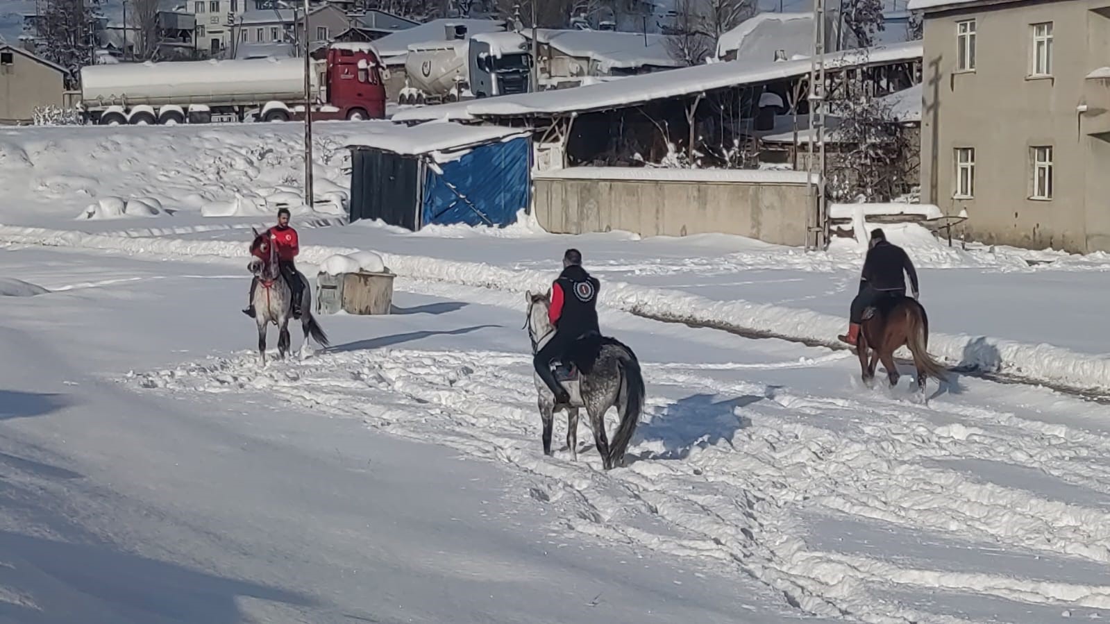 Kar üstünde cirit antrenmanı nefes kesti
