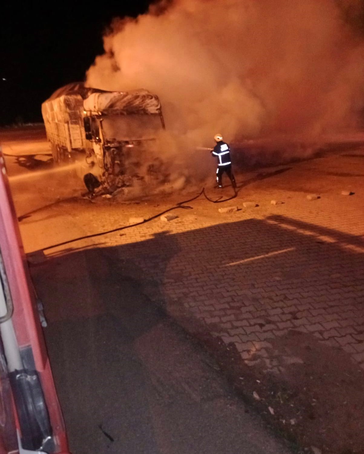 Hatay’da park halindeki tır alevlere teslim oldu
