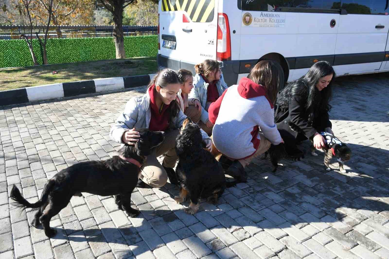 Kuşadası Evcil Hayvan Bakım ve Rehabilitasyon Merkezi, öğrencileri ağırladı
