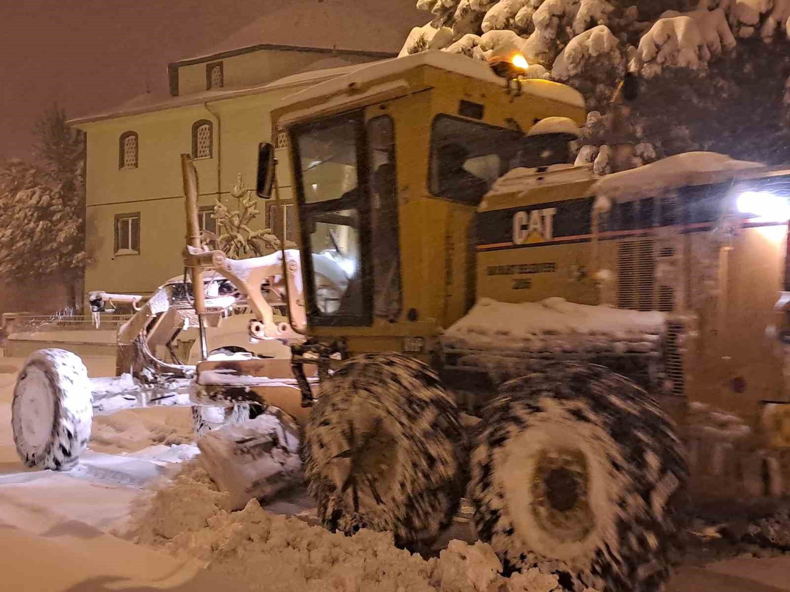 Bayburt’ta kar kalınlığı 80 santimetreyi buldu
