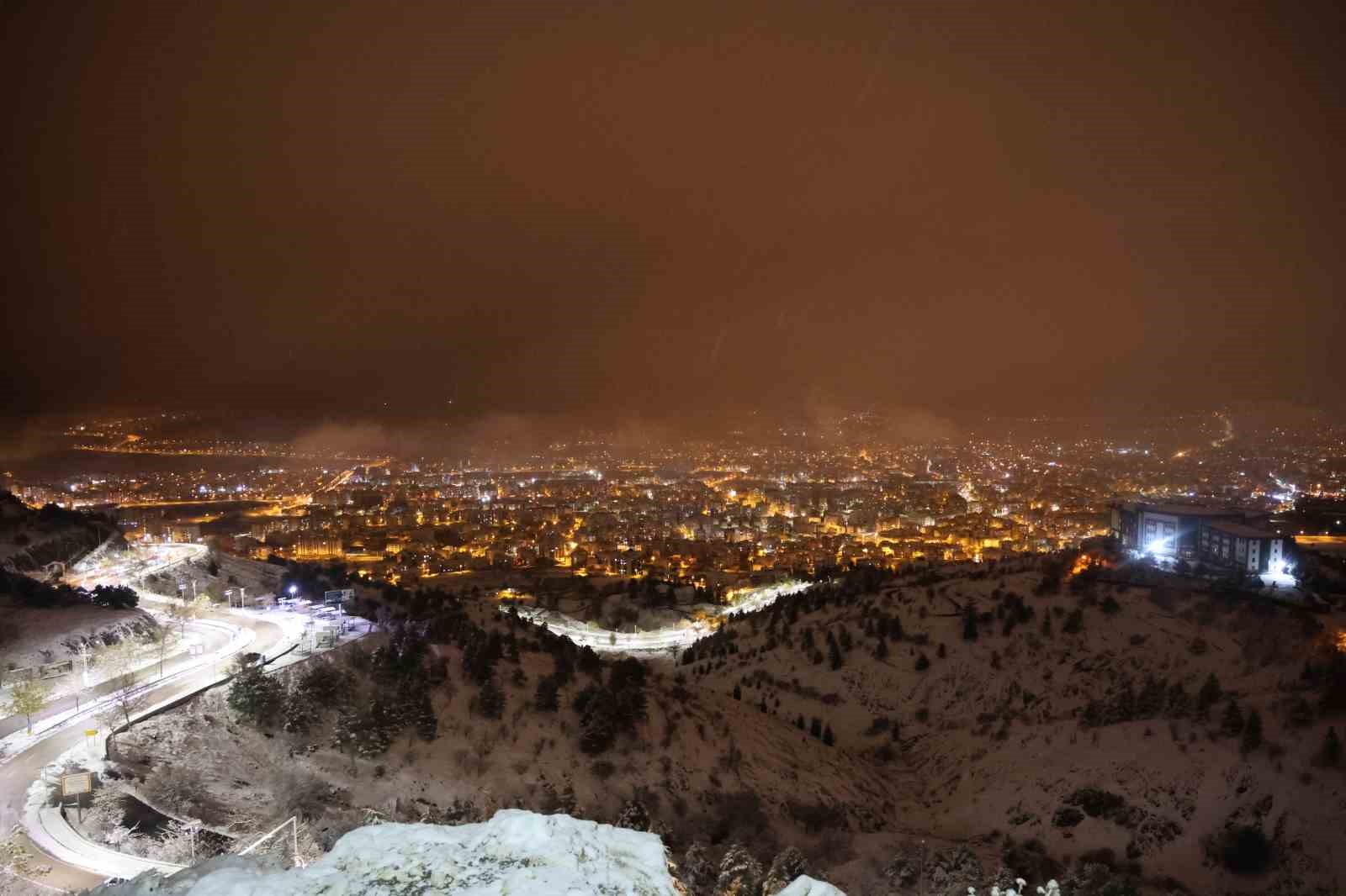 Harput’ta kar ve sis kartpostallık görüntüler oluşturdu
