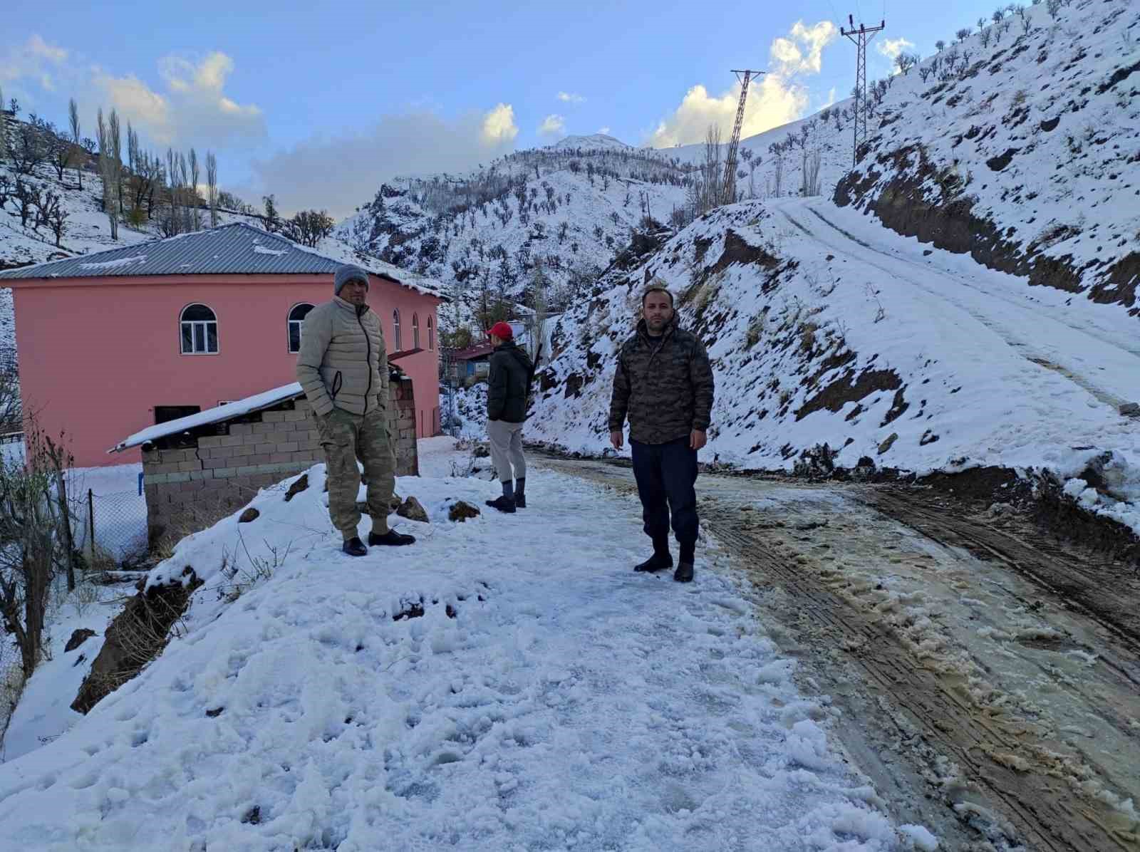 Batman’da karın geçit vermediği köy yollarında hummalı çalışmalar devam ediyor
