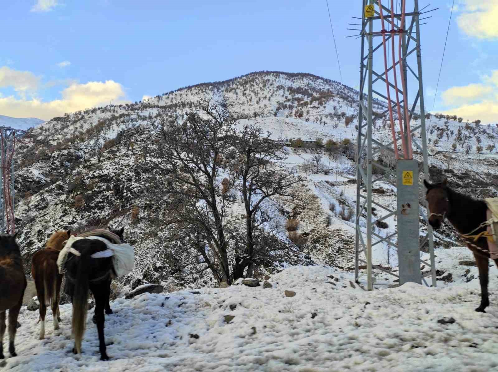 Batman’da karın geçit vermediği köy yollarında hummalı çalışmalar devam ediyor
