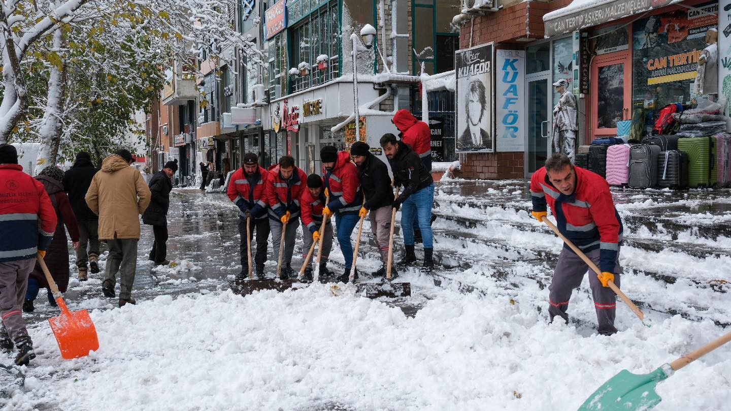 Kent merkezinde kar küreme çalışması yapıldı
