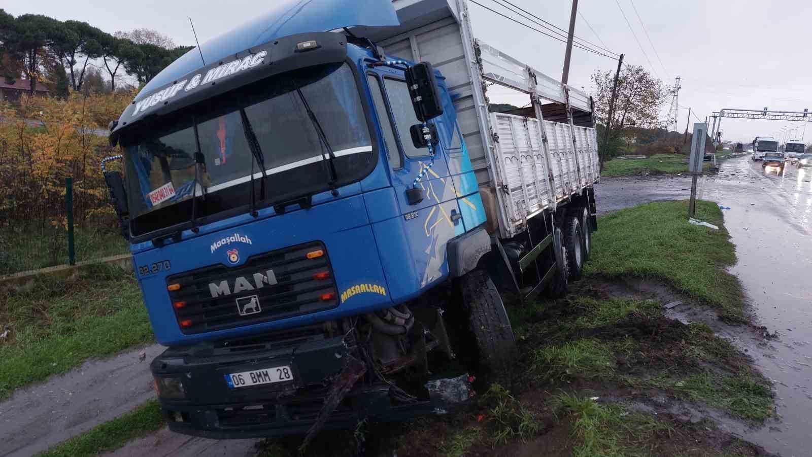 Samsun’da kamyon ile otomobil çarpıştı: 2 yaralı
